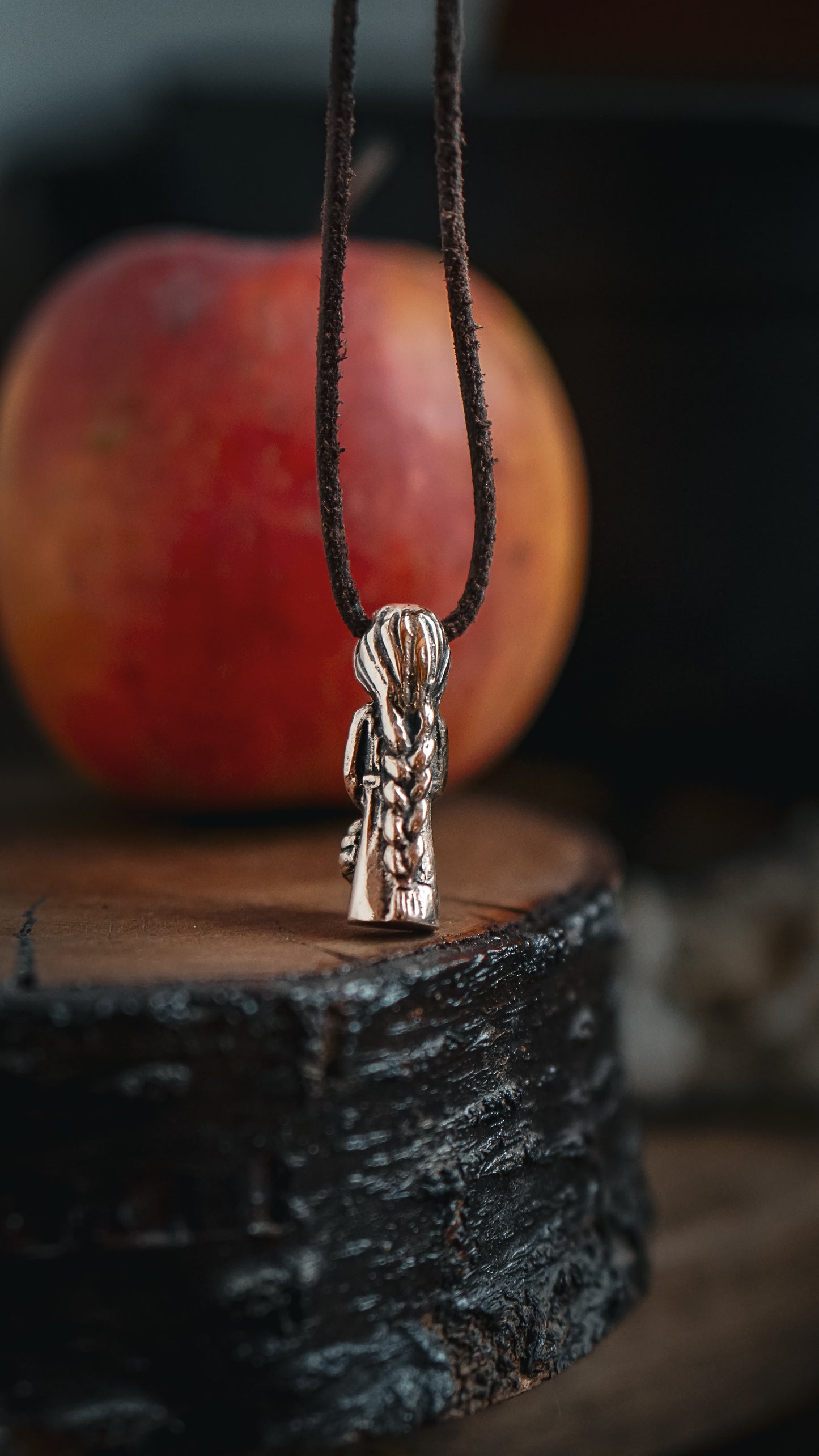 Idun - Norse myths inspired pendant in bronze