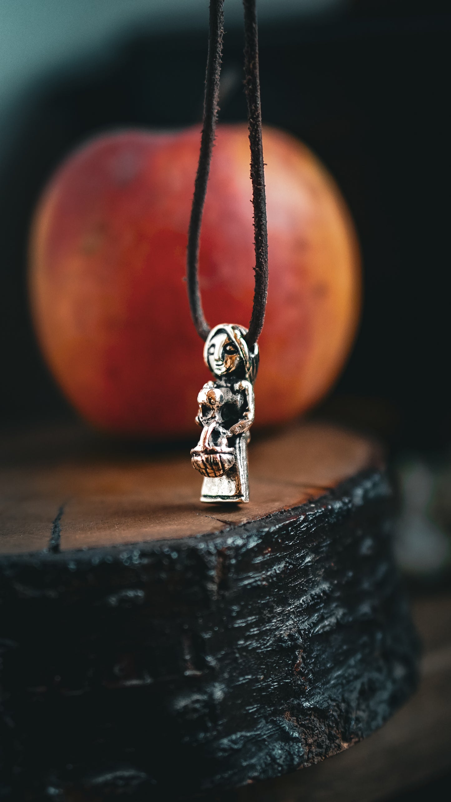 Idun - Norse myths inspired pendant in bronze