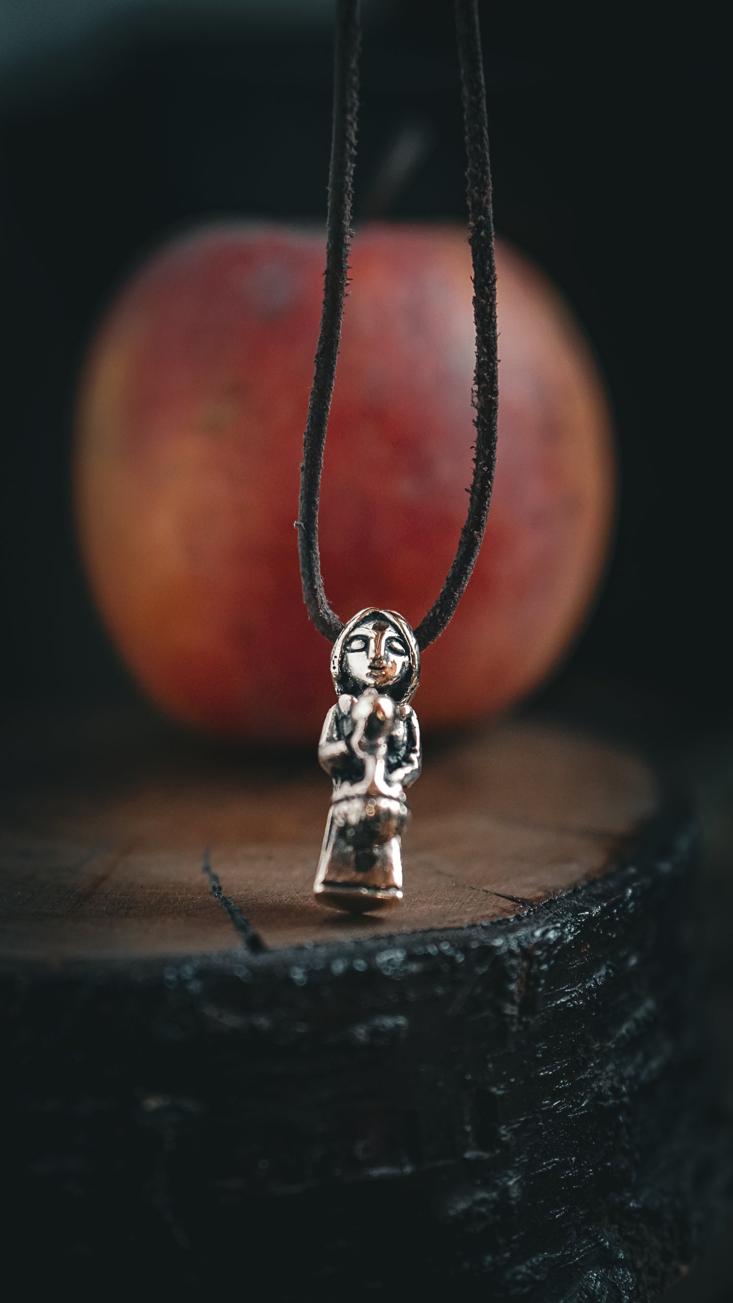 Idun - Norse myths inspired pendant in bronze