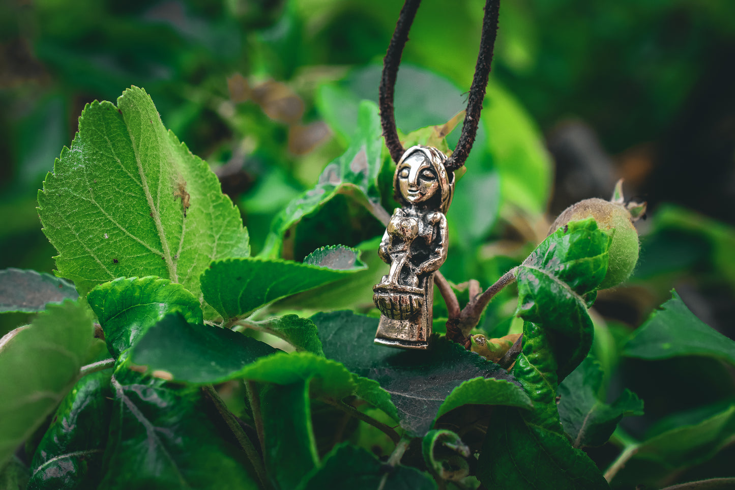Idun - Norse myths inspired pendant in bronze