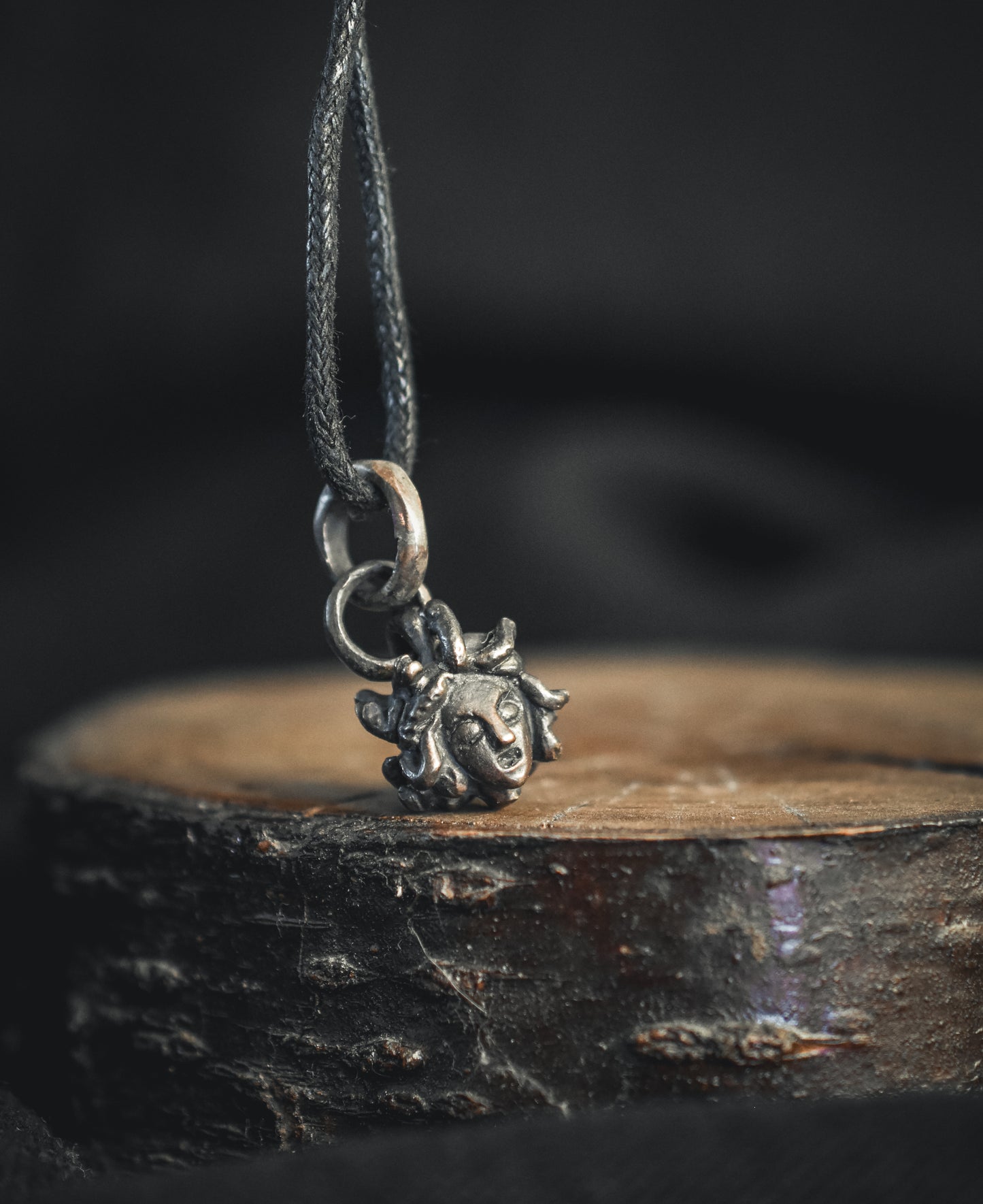 Pendentif tête de Méduse Gorgone / bronze inspiration mythologies grecques