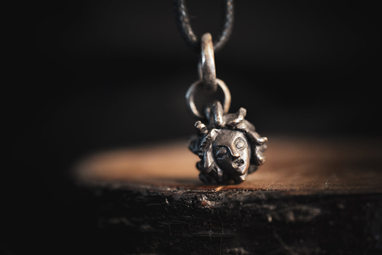 Pendentif tête de Méduse Gorgone / bronze inspiration mythologies grecques