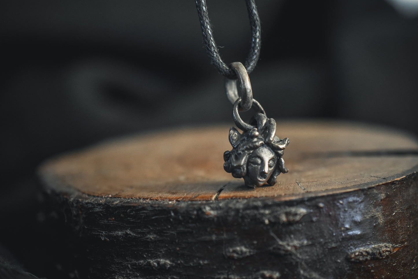 Pendentif tête de Méduse Gorgone / bronze inspiration mythologies grecques