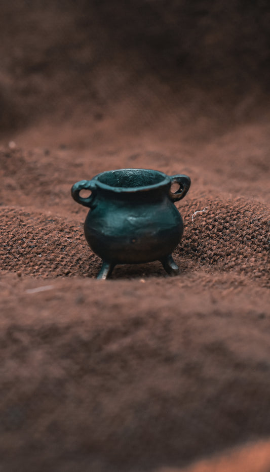 Chaudron miniature en bronze - décoration witchy