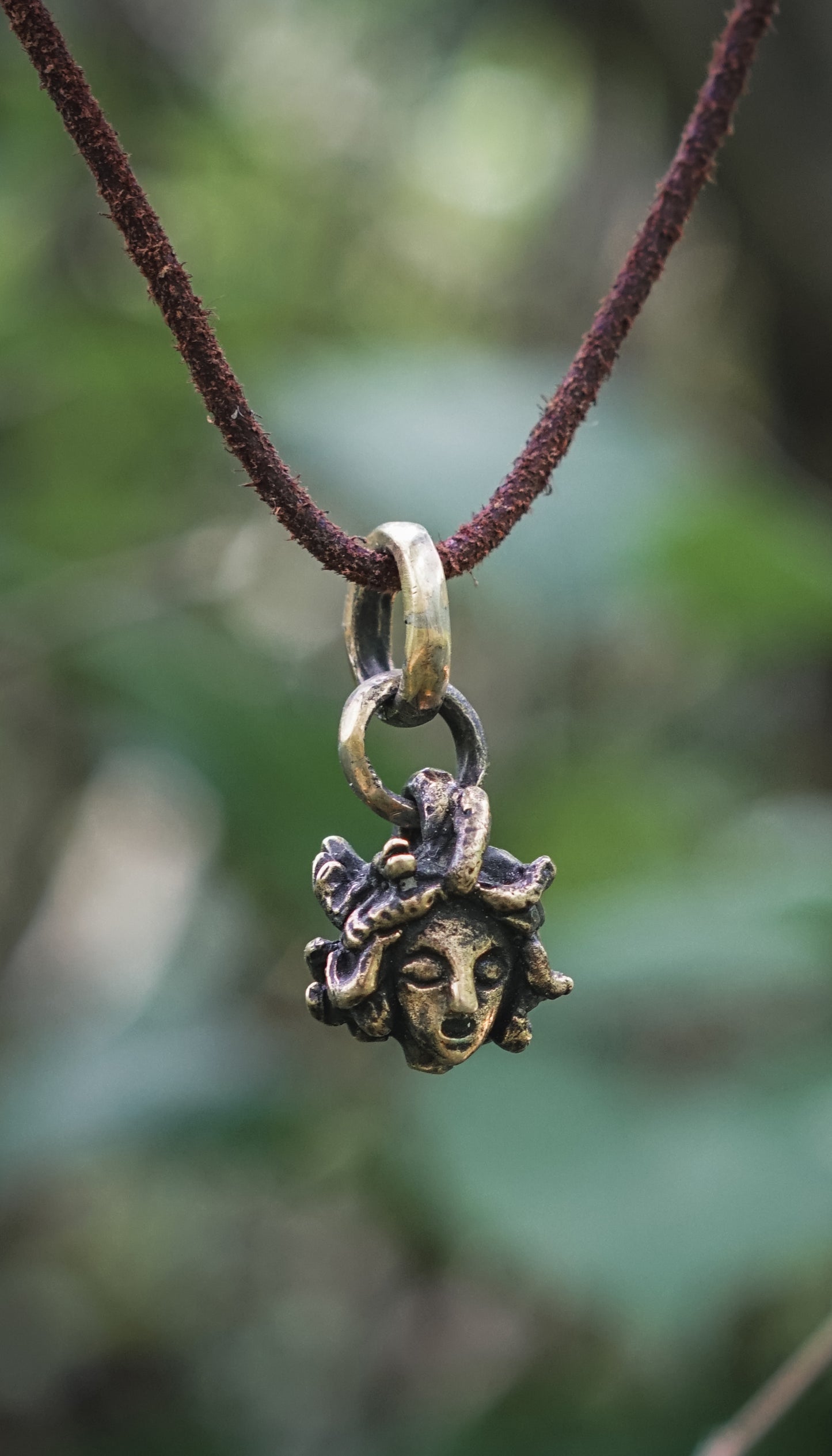 Pendentif tête de Méduse Gorgone / bronze inspiration mythologies grecques