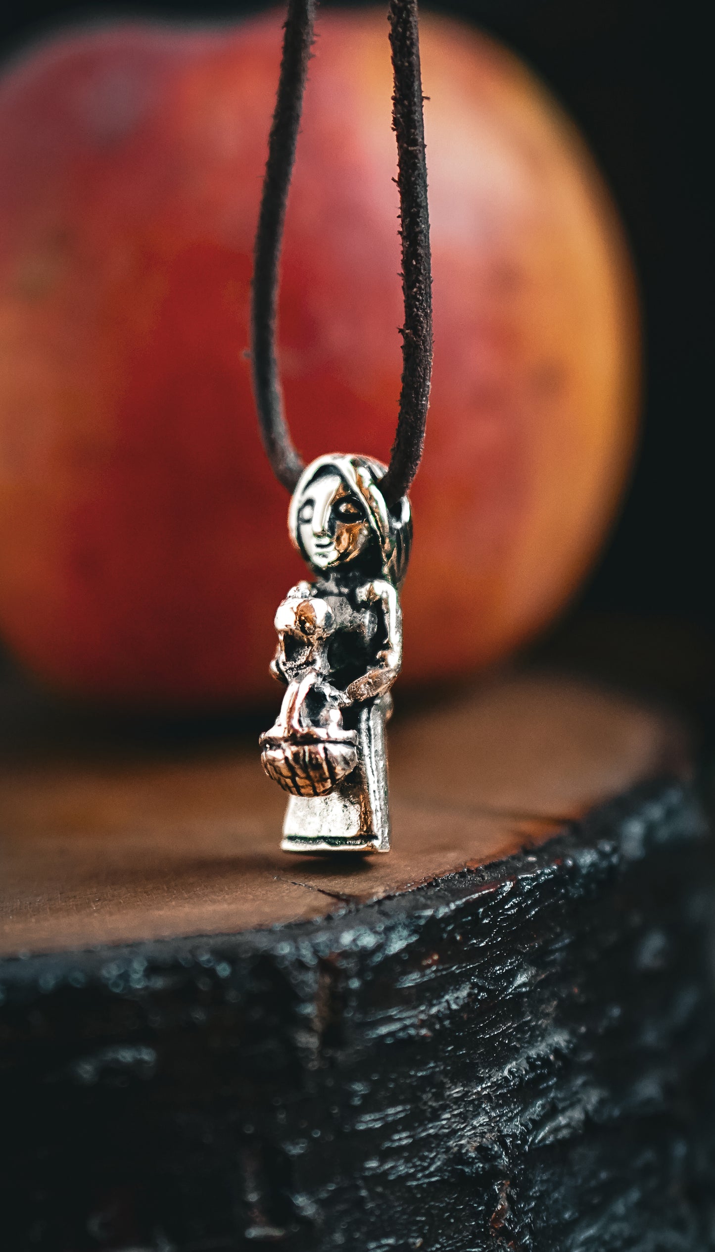 Idun - Norse myths inspired pendant in bronze